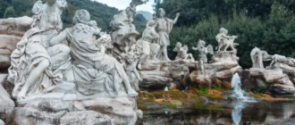 Vénusz és Adonisz szökőkútja a casertai királyi palota kertjében, Campania, Olaszország.