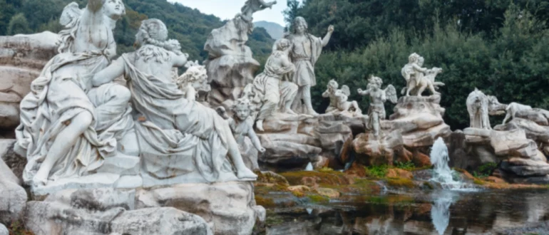 Vénusz és Adonisz szökőkútja a casertai királyi palota kertjében, Campania, Olaszország.