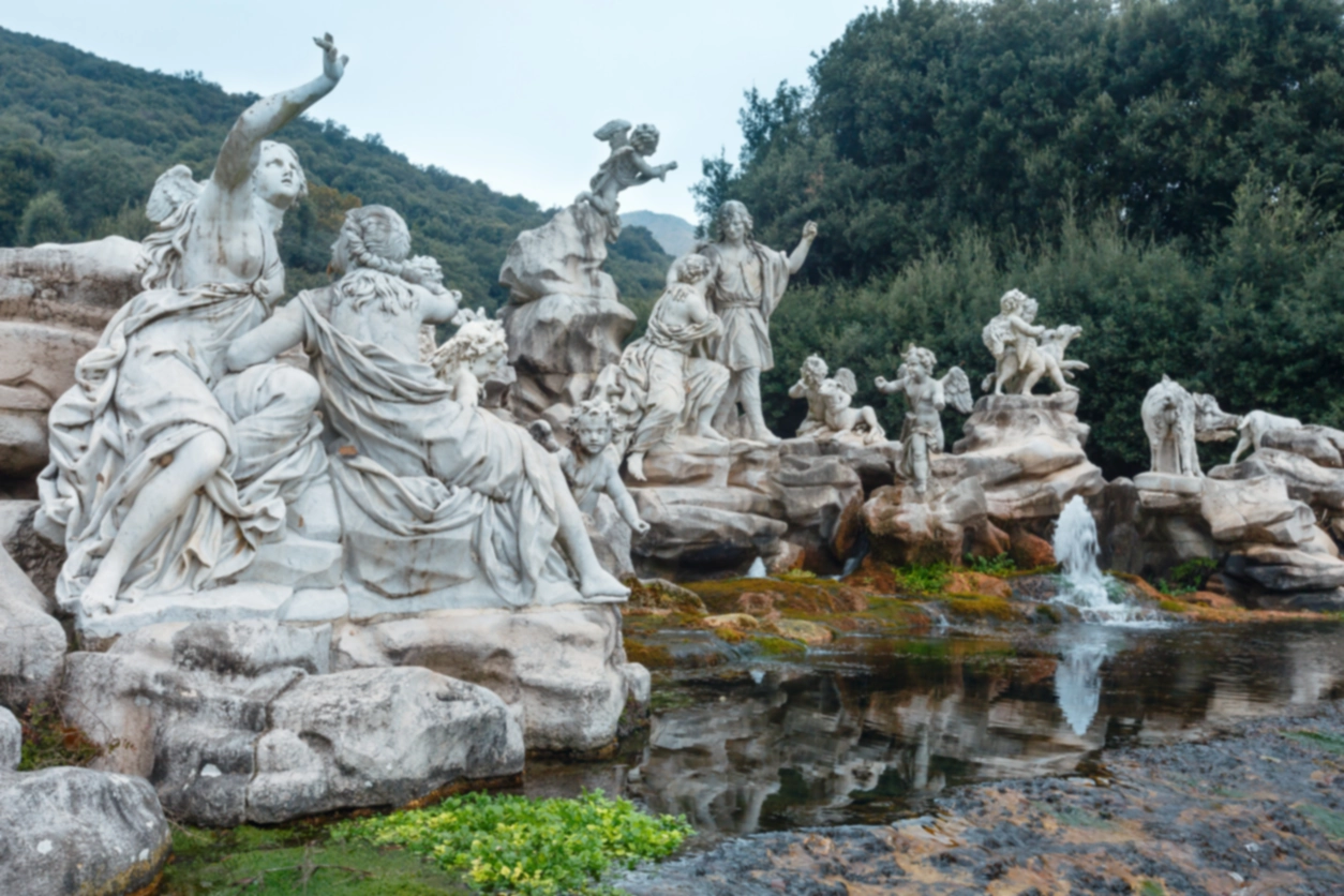 Vodnjak Venere in Adonisa v vrtovih kraljeve palače v Caserti, Kampanija, Italija.