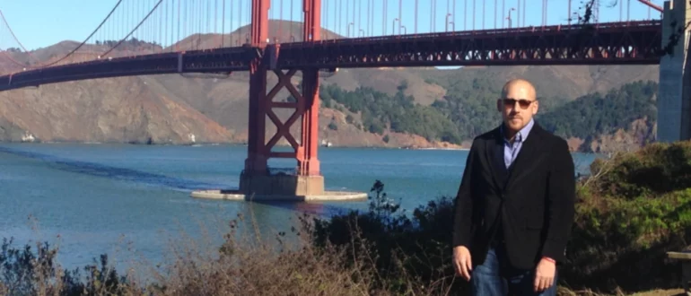 Kevin Hines överlevde ett hopp från Golden Gate Bridge - nu hjälper han andra att undvika självmord
